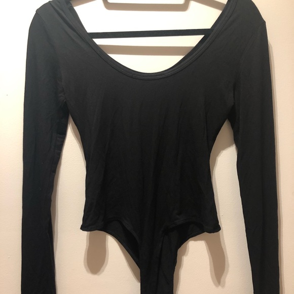 BLACK SCOOP NECK BODYSUIT🦋🖤